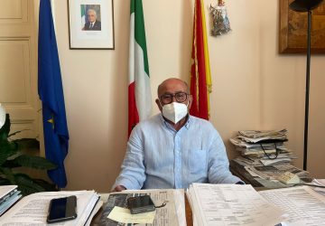 Riposto, l'accorato appello del sindaco Caragliano: "Vaccinarsi &egrave; l'unico scudo per proteggerci"