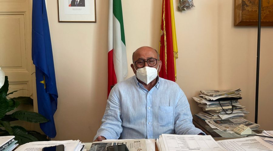 Riposto, l’accorato appello del sindaco Caragliano: “Vaccinarsi è l’unico scudo per proteggerci”
