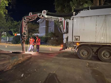 Catania, bonifica caditoie con il canal jet