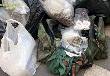 Giarre, droga nascosta nei loculi del cimitero: 70 chili di erba, hashish e cocaina. Due arresti VIDEO