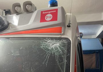 Aggressione a operatori del 118: calci e pugni all&rsquo;ambulanza. Autista ferito