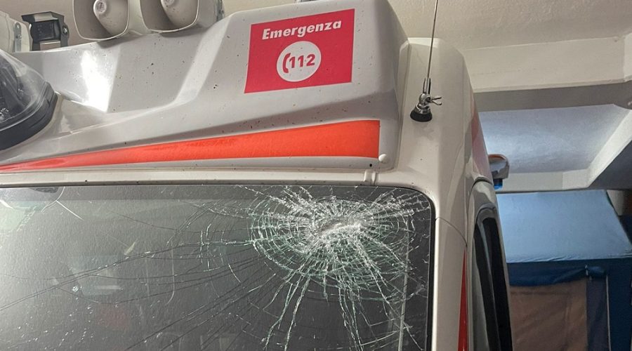 Aggressione a operatori del 118: calci e pugni all’ambulanza. Autista ferito