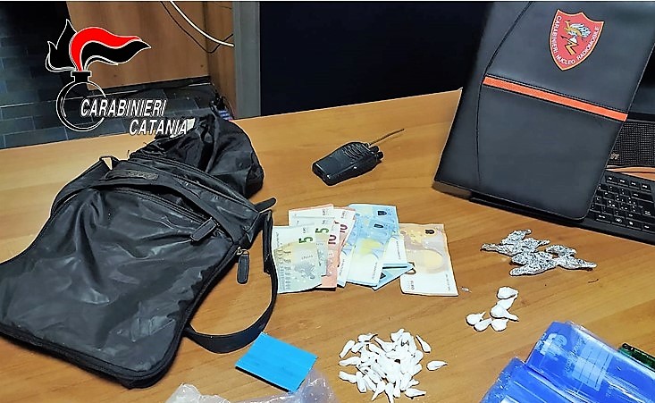 Fornisce falso nome di battesimo per celare i domiciliari: manette per uno spacciatore