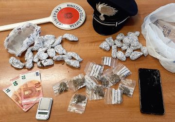 Catania, beccato mentre nasconde la droga sotto un&rsquo;auto in sosta