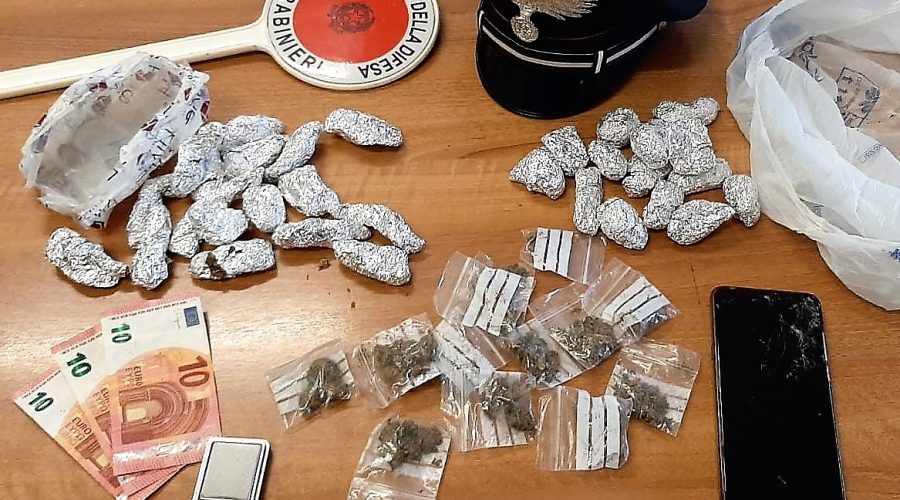 Catania, beccato mentre nasconde la droga sotto un’auto in sosta