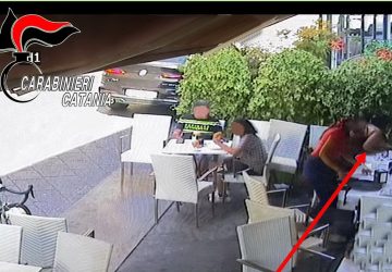 Dimentica la borsa al bar e la mariuola gli ruba il portafogli: denunciata insieme al compagno