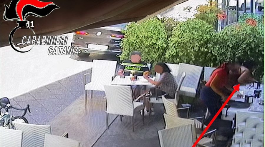 Dimentica la borsa al bar e la mariuola gli ruba il portafogli: denunciata insieme al compagno