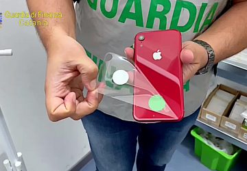 Sequestrati oltre 2.000 articoli &laquo;Apple&raquo; contraffatti: denunciati due imprenditori catanesi