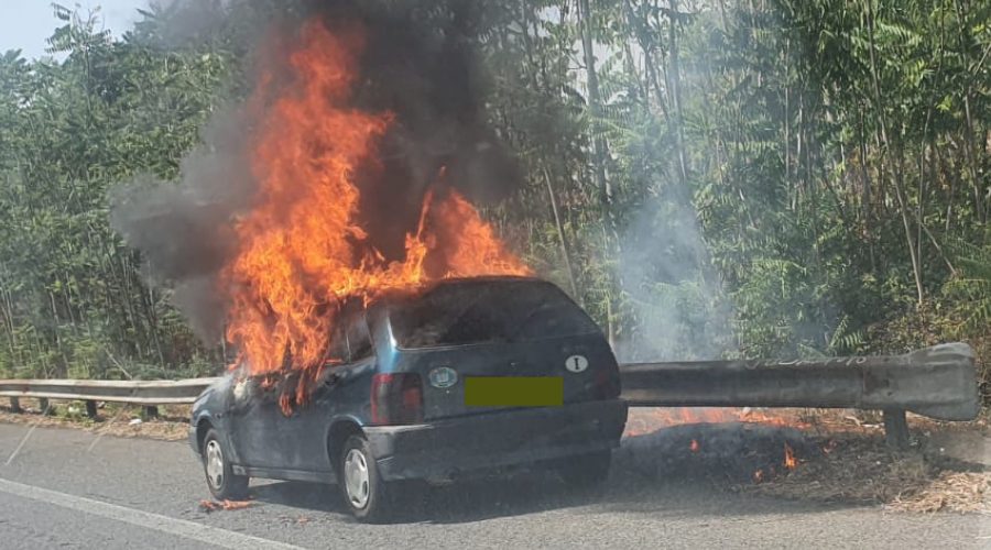 A18, a fuoco auto in corsia di emergenza