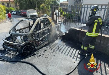 Aci S.Antonio, auto in fiamme scivola all'indietro