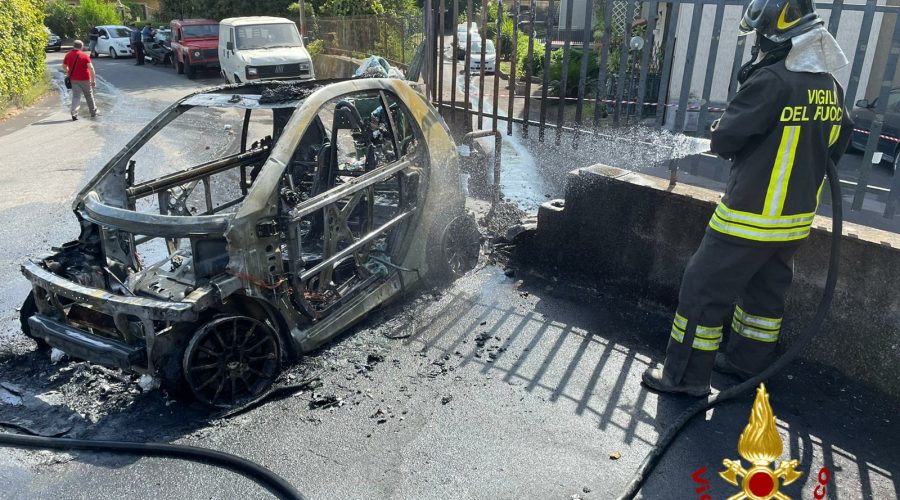 Aci S.Antonio, auto in fiamme scivola all’indietro