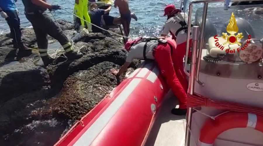 Capomulini, prete accusa malore in mare: salvato dai Vigili del fuoco