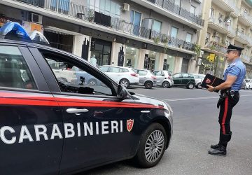 Presi mentre tentano di rubare un SUV: arrestati quattro topi d’auto