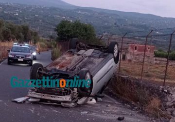 Auto cappotta lungo la via Mascali Riposto. "Volatilizzati" gli occupanti