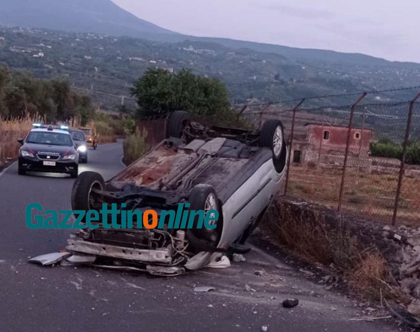 Auto cappotta lungo la via Mascali Riposto. “Volatilizzati” gli occupanti