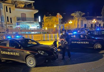Giardini Naxos: cerca di disfarsi dello stupefacente, pusher arrestato dai Carabinieri