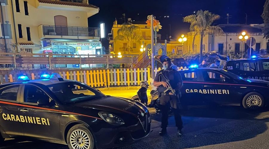 Giardini Naxos: cerca di disfarsi dello stupefacente, pusher arrestato dai Carabinieri