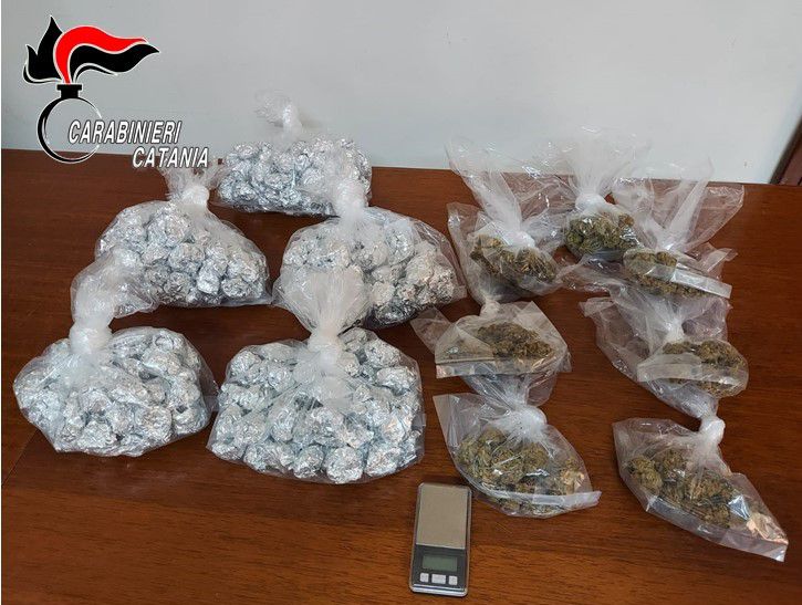 Finisce la “roba” e va a rifornirsi: preso con 400 grammi di marijuana