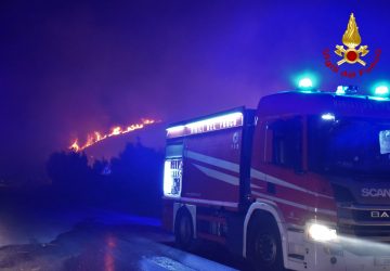 Catania, appiccano incendio per bruciare dei rifiuti: denunciati in due
