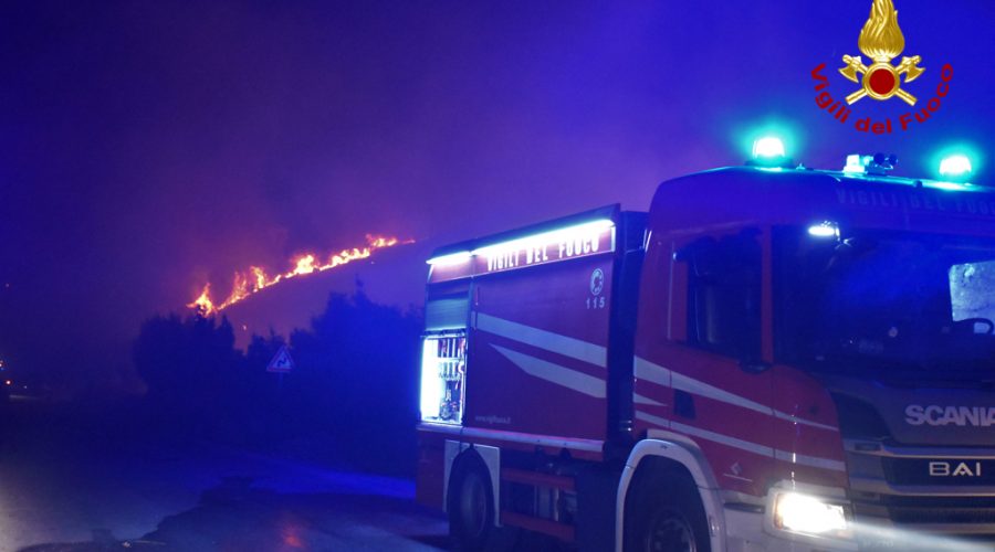 Giarre, incendio rifiuti nella notte. Intervento dei Vvf