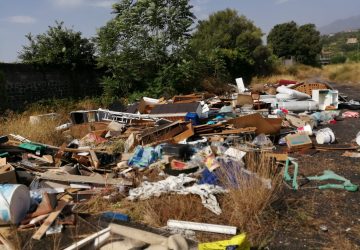 Giarre, nuova bomba ecologica a rischio incendi nel torrente Macchia