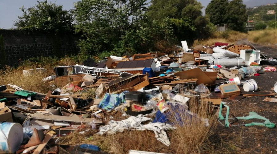 Giarre, nuova bomba ecologica a rischio incendi nel torrente Macchia