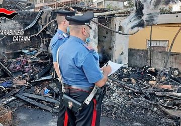 Incendia per vendetta la baracca dove il cognato stava dormendo: arrestato 40enne