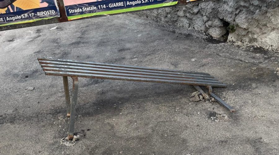 Torre Archirafi, nuovo atto di vandalismo sfrenato in centro