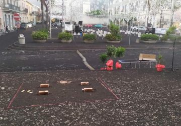 Giarre e Riposto, di nuovo sepolte dalla cenere dell'Etna. Rallentamenti sulla A18