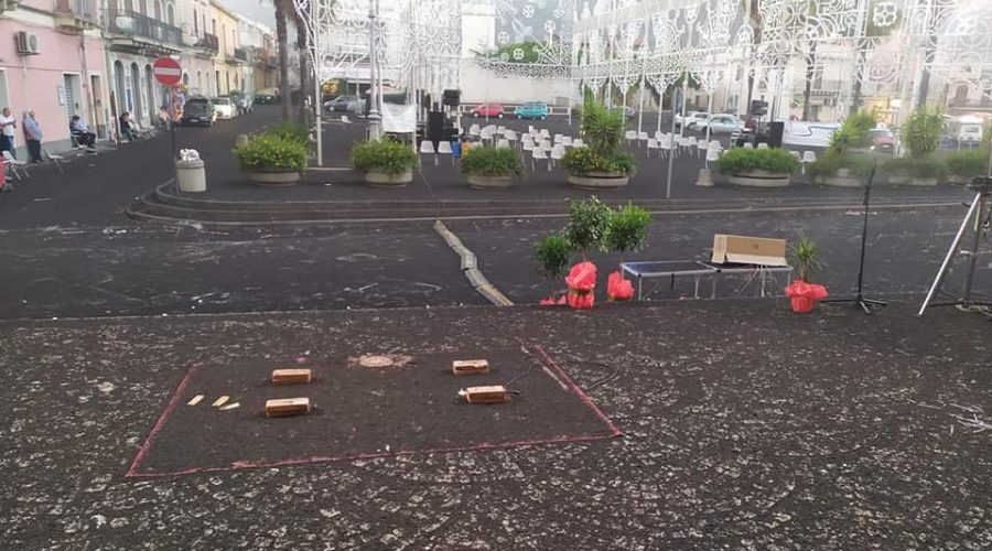 Giarre e Riposto, di nuovo sepolte dalla cenere dell’Etna. Rallentamenti sulla A18