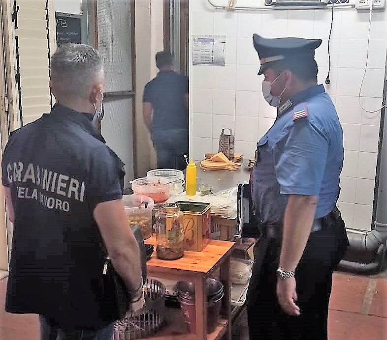 Zafferana, 13 lavoratori in nero su 13 presenti. Chiuso un bar in piazza Umberto