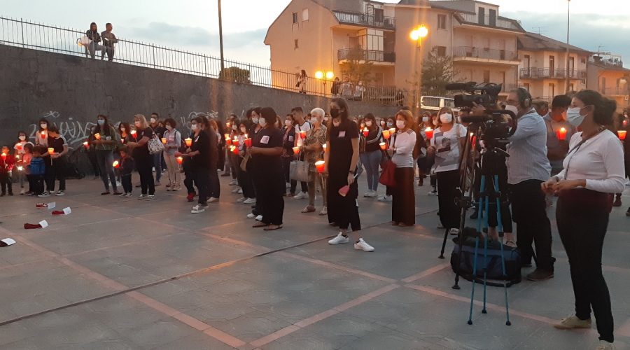 Bronte, una fiaccolata silenziosa contro la violenza sulle donne