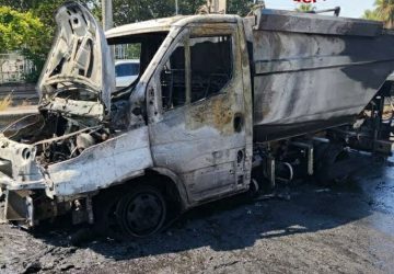 A fuoco un autocompattatore sulla SS 121 a Misterbianco