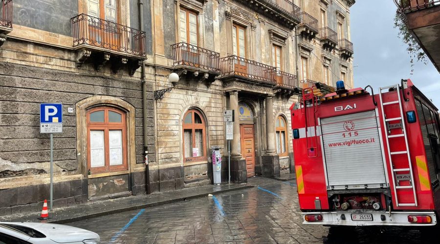 Giarre, tragedia sfiorata: si staccano grossi frammenti di intonaco da un palazzo in corso Italia