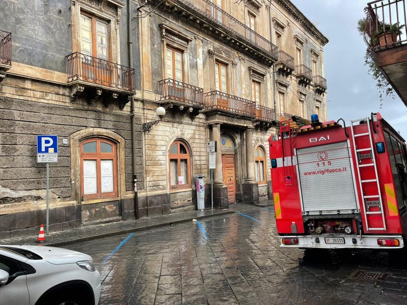 Giarre, tragedia sfiorata: si staccano grossi frammenti di intonaco da un palazzo in corso Italia