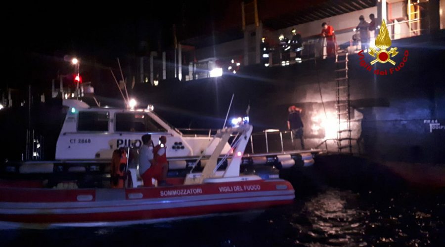 Catania, incendio su nave cargo battente bandiera Liberiana