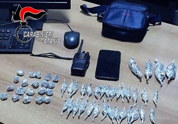 Catania, vede i CC e fugge lanciando in aria il borsello da &ldquo;lavoro&rdquo;