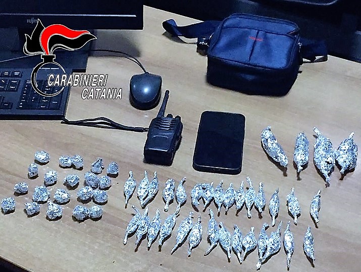 Catania, vede i CC e fugge lanciando in aria il borsello da “lavoro”