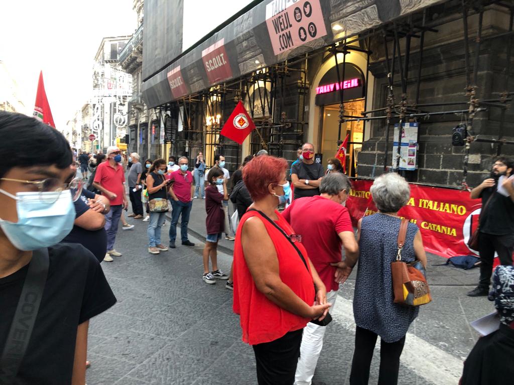 Catania, presidio per dire “no” agli aumenti delle bollette di luce e gas