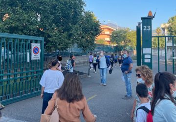 Giarre, suona la campanella per Medie ed Elementari, pochi vigili e cenere ovunque