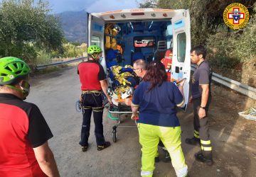 Cade e si infortuna alle Gurne dell'Alcantara: soccorsa escursionista