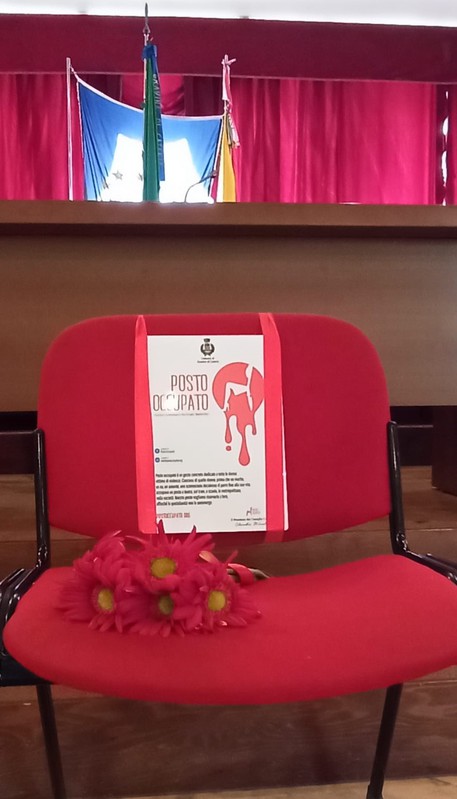 Femminicidi: sedia ‘rossa’ in aula consiliare a Gravina di Catania