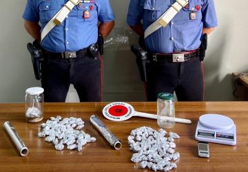 Nascondevano la droga sotto le pietre: uno spacciatore arrestato ed un denunciato