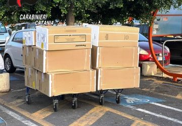 Catania,  caricano 13 climatizzatori sui carrelli e vanno via: un arresto