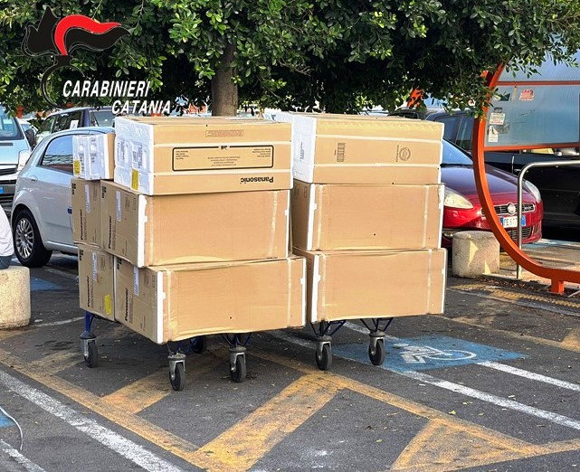 Catania,  caricano 13 climatizzatori sui carrelli e vanno via: un arresto