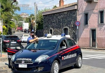 “Approccio” non gradito ad una donna e scoppia la rissa: denunciati 4 uomini di Acireale e Aci Catena