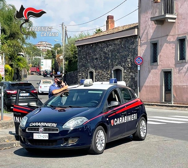 “Approccio” non gradito ad una donna e scoppia la rissa: denunciati 4 uomini di Acireale e Aci Catena