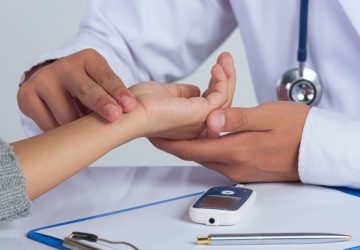 Anzich&eacute; curare le allergie allungava le mani: arrestato medico che esercitava anche a Giarre