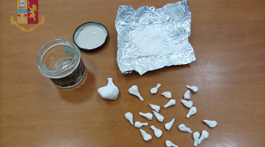 Acireale, beccato a spacciare cocaina: in manette 20enne