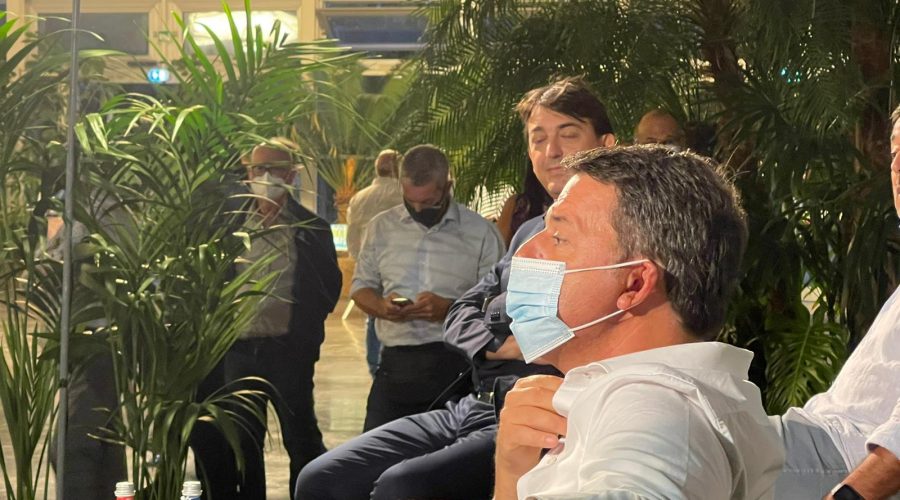 Giarre, Matteo Renzi accolto da una folta platea: “I siciliani innamorati della Lega di Salvini, non li capisco”